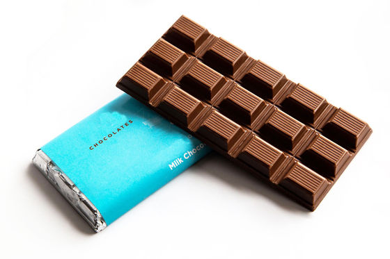 Macchina di imballaggio di barrette di cioccolato completamente automatica con funzione di colla