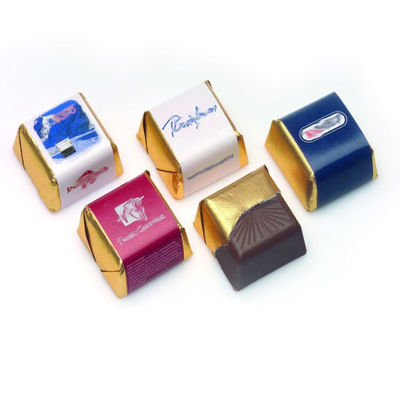 Macchina per avvolgere le buste di cioccolato per un avvolgimento liscio e preciso