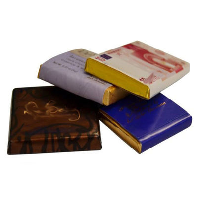 Macchina per avvolgere le buste di cioccolato per un avvolgimento liscio e preciso